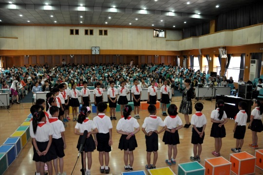 西城区中古友谊小学赵晶老师现场执教四年级欣赏课《小步舞曲》教学片段.JPG